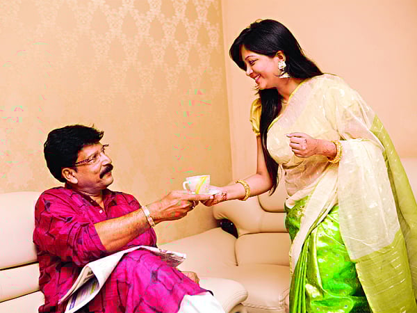 শ্বশুরকে চা করে দেওয়া, শাশুড়িকে রান্নায় একটু সাহায্য করা—এসব টুকিটাকি কাজের মধ্য দিয়ে নতুন সংসারে মানিয়ে নিতে চেষ্টা করুন। মডেল: তপন মাহমুদ ও অন্তরা, ছবি: নকশা