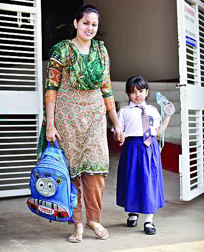 সন্তান পরীক্ষায় খারাপ করেছে। তবুও তাকে বুঝিয়ে স্কুলে পাঠান। মডেল: শায়লা ও শামায়লা। ছবি: অধুনা