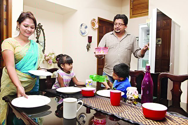 পরিবারের সবাই মিলে একটু করে কাজ করলে মায়ের সাহায্য হয়; কাজও শেখা হয়। মডেল: উপমা, সুহেয়লা, আরাফাত ও জিয়া। ছবি: খালেদ সরকার