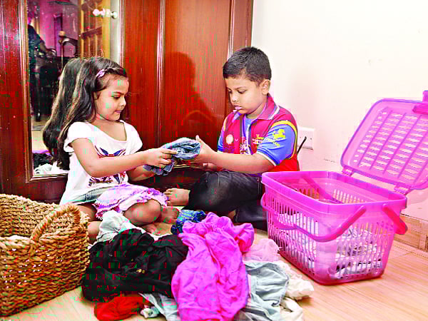 ভাইবোনে কাপড় গোছাই