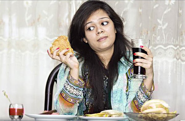 ক্রাশ ডায়েট নাকি ফাস্টফুড, পড়েছেন দ্বিধায়। মডেল: প্রিসিলা। ছবি: সৈকত ভদ্র