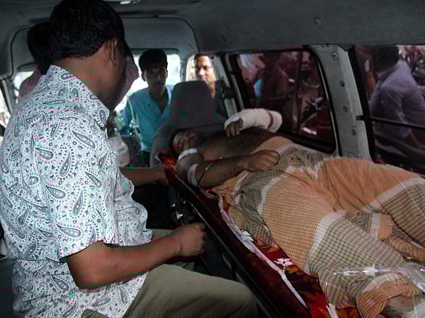 আহত ছাত্রলীগ নেতা বেনজীর আহমেদকে ঢাকায় চিকিত্সার জন্য নিয়ে যাওয়া হচ্ছে। ছবিটি বগুড়ার শহীদ জিয়াউর রহমান মেডিকেল কলেজ হাসপাতালের ফটক থেকে তোলা।  ছবি: সোয়েল রানা, বগুড়া।
