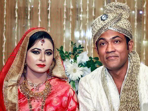 বিয়ের আসরে আয়শা মনিকা ও সুমন আনোয়ার