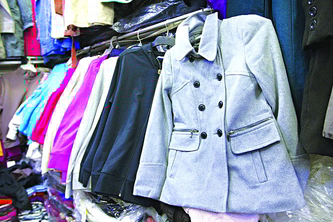 কম দামে ভালো মানের পোশাক কিনতে চলে আসুন বদরুদ্দোজা সুপার মার্কেটে। ছবি: নকশা