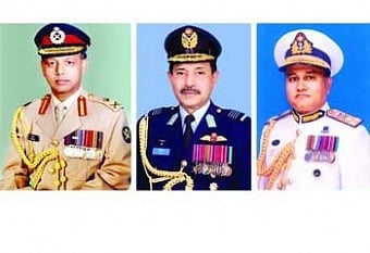 তৎকালীন সেনাপ্রধান মইন উ আহমেদ, বিমানবাহিনীর প্রধান শাহ মোহাম্মদ জিয়াউর রহমান ও নৌবাহিনীর প্রধান জহির উদ্দিন আহমেদ