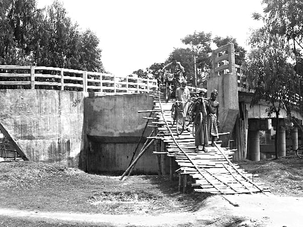 সেতু আছে, সংযোগ সড়ক নেই। প্রতিষ্ঠানের স্বচ্ছতা ও দায়বদ্ধতার ফলেই এমন হয়। ছবি: মঈনুল ইসলাম