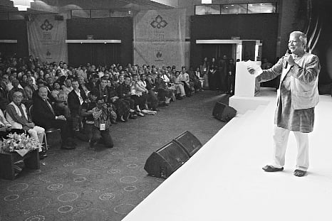 সামাজিক ব্যবসা দিবস উপলক্ষে বক্তব্য রাখছেন মুহাম্মদ ইউনূস। ছবি: নাসির আলী মামুন