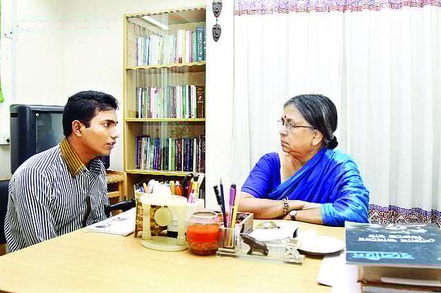 লিমন (বাঁয়ে) তাঁর সংগ্রামী জীবনকথা বলছেন সুলতানা কামালকে। ছবি: সাহাদাত পারভেজ