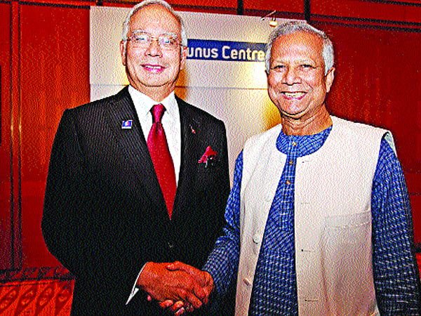 কুয়ালালামপুরে মালয়েশিয়ার প্রধানমন্ত্রী মোহাম্মদ নাজিব আবদুল রাজাকের সঙ্গে ড. মুহাম্মদ ইউনূস ষ ছবি: নাসির আলী মামুন