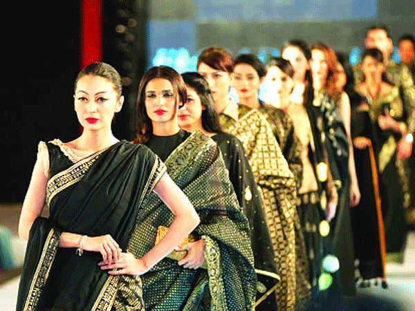 ফ্যাশন শোতে ডিজাইনার এমদাদ হকের তৈরি পোশাক