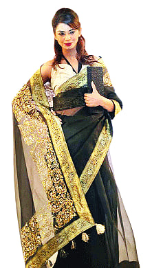 ফ্যাশন শোতে ডিজাইনার এমদাদ হকের তৈরি পোশাক