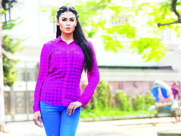 ফুলহাতা চেক শার্ট আর চাপা প্যান্ট—হালকা শীতে এই পোশাক বেশ আরামদায়ক। মডেল: তৃণ, সাজ: ফারজানা শাকিল’স মেকওভার স্যালন, ছবি: কবির হোসেন