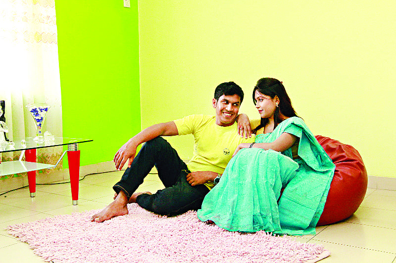 ব্যস্ততার মধ্যেও কিছু সময় স্ত্রীকে দিতে হবে। তবেই না হবেন ভালো স্বামী। মডেল: শামস ও জুঁই, ছবি: সৈকত ভদ্র