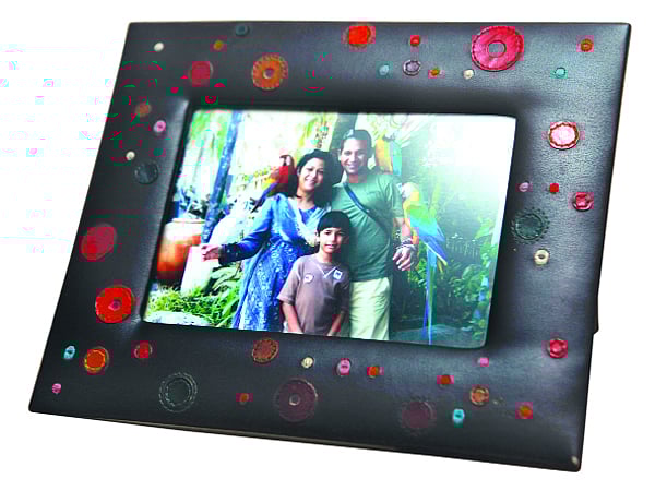 স্ত্রী-সন্তানসহ হাবিবুল বাশার সুমন। ছবি: সংগ্রহ