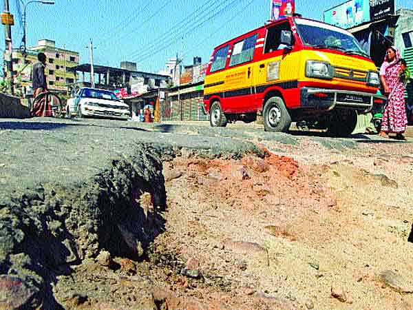 সড়কের অনেক অংশের অবস্থাই এ রকম। দক্ষিণ যাত্রাবাড়ী এলাকা থেকে মঙ্গলবার ছবিটি তুলেছেন হাসান রাজা