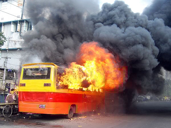 ফকিরাপুল এলাকায় ইউনিক পরিবহনের একটি বাসে আগুন দেয় দুর্বৃত্তরা। ছবি: হাসান রাজা