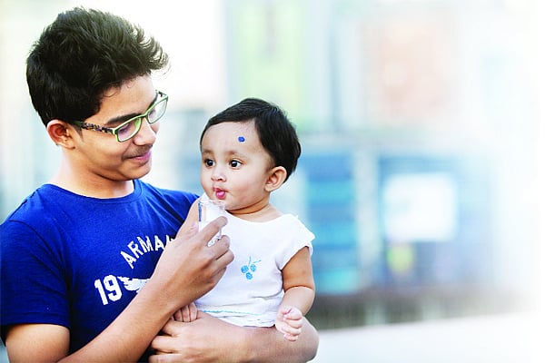 আগে থেকেই বড় ভাইকে বুঝিয়ে তৈরি করে রাখতে হবে যাতে পরিবারে আসা ছোট্ট বোনটির যত্নআত্তিতে সে অংশ নেয়। মডেল: আলভি ও পদ্মহেম পাবন, ছবি: নকশা