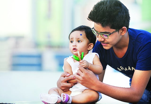 ছোট্ট ভাই বা বোনটি যেন হয়ে ওঠে বড় সন্তানের খেলার সঙ্গী