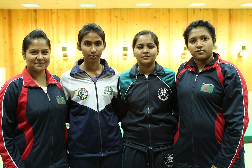 গুলশান শ্যুটিং রেঞ্জে একই ফ্রেমে চার শারমিন। (বাঁ থেকে) পাবনার শারমিন আক্তার, চাঁদপুরের শারমিন, সিরাজগঞ্জের শারমিন ও মাগুরার শারমিন আক্তার রত্নাষ প্রথম আলো