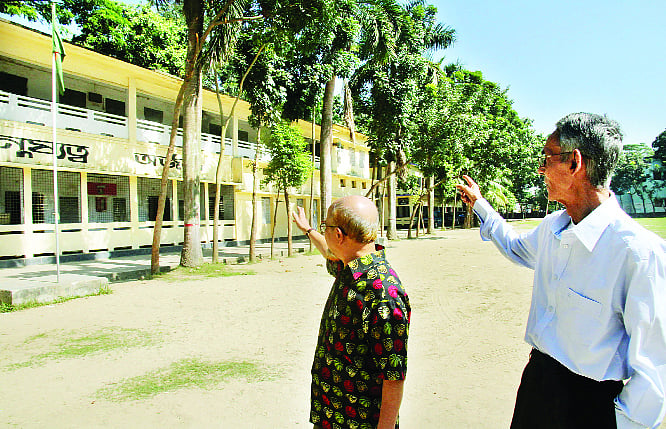 হুমায়ূন আহমেদের এই দুই সহপাঠী বগুড়ার জিলা স্কুলে যেন আগের দিনে ফিরে গেলেন। ছবি: সোয়েল রানা