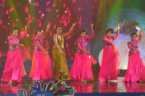 মেঘে ঢাকা তারা অনুষ্ঠানে প্রতিযোগীদের সঙ্গে নাচছেন শাওন