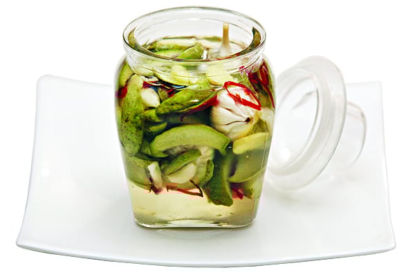 আচার তৈরি করার দিন ছবিটি তোলা হয়েছে