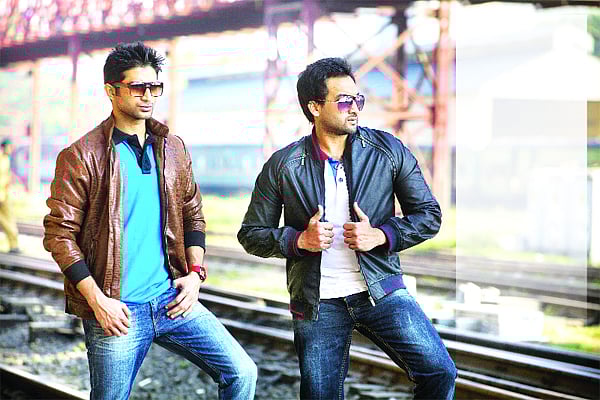 চামড়ার জ্যাকেট এবারও আছে; তবে নকশায় আছে নতুনত্ব। মডেল: ইমরান ও অভি, পোশাক: ওটু, ছবি: কবির হোসেন