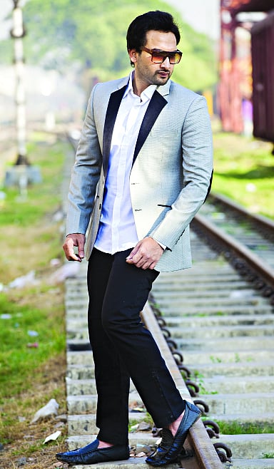 সেমিস্যুট ধাঁচের ব্লেজারও চলছে