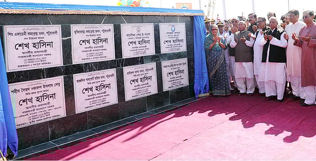 প্রধানমন্ত্রী ১৯ নভেম্বর পটুয়াখালীতে পায়রা সমুদ্রবন্দর, মুক্তিযোদ্ধা কমপ্লেক্স, সাব-রেজিস্ট্রি অফিস ও শিশু একাডেমী কমপ্লেক্স উদ্বোধন করেন। প্রধানমন্ত্রী একই সঙ্গে বানৌজা শের-ই-বাংলা নৌঘাঁটি, শহীদ সৈয়দ নজরুল ইসলাম সেতু, আঞ্চলিক পাসপোর্ট অফিস ও বাউফল থানা ভবনের ভিত্তিপ্রস্তর স্থাপন করেন। ছবি: পিআইডি