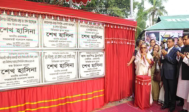 প্রধানমন্ত্রী ৩১ অক্টোবর গাজীপুরে ভাওয়াল বদরে আলম বিশ্ববিদ্যালয় কলেজ মাঠে বঙ্গবন্ধু শেখ মুজিব সাফারি পার্ক, সাসেক সড়ক সংযোগ মহাসড়ক চার লেনে উন্নীতকরণ, দ্বিতীয় কাঁচপুর, দ্বিতীয় মেঘনা ও দ্বিতীয় গোমতী সেতু নির্মাণ এবং বিদ্যমান সেতু পুনর্বাসন প্রকল্প, টঙ্গী শহীদ আহসান উল্লাহ মাস্টার স্টেডিয়াম, টঙ্গী ২৫০ শয্যা জেনারেল হাসপাতাল প্রকল্পসহ অন্যান্য স্থাপনা উদ্বোধন করেন। প্রধানমন্ত্রী একই সঙ্গে গাজীপুর ৫০০ শয্যা জেনারেল হাসপাতালসহ অন্যান্য উন্নয়ন প্রকল্পের ভিত্তিপ্রস্তর স্থাপন করেন। ছবি: পিআইডি