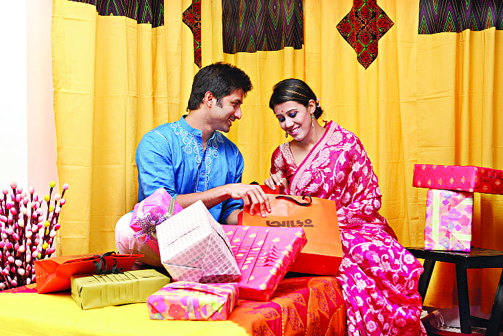 দাম্পত্য জীবনের শুরু থেকেই স্বামী-স্ত্রীর মধ্যে শ্রদ্ধা থাকতে হবে। মডেল: ইমরান ও হৃদি। কৃতজ্ঞতা: আড়ং। ছবি: অধুনা