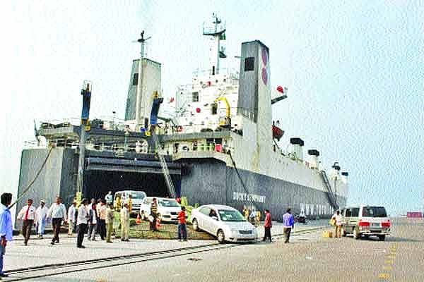 মংলা বন্দরে নামছে গাড়ি