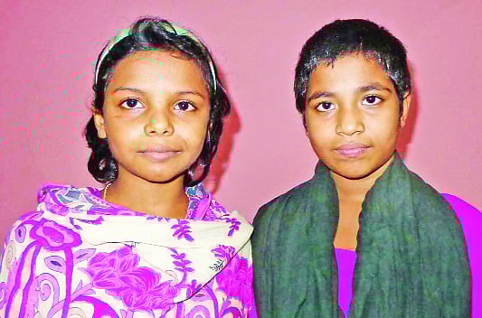 পাচারকারীর খপ্পর থেকে উদ্ধার হওয়া দুই কিশোরী সুমি ও রেশমী  প্রথম আলো