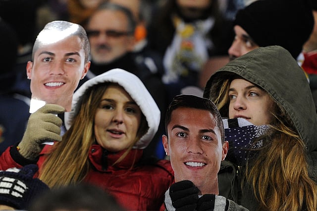 ব্যালন ডি’অর চাই রোনালদোর হাতে—এ প্রচারণার অংশ হিসেবে পরশু সান্তিয়াগো বার্নাব্যুতে প্রায় সব রিয়াল সমর্থকই গিয়েছিল রোনালদোর মুখোশ পরে। অবশ্য ক্যামেরা দেখে দুই তরুণী মুখোশ খুলে হাসি মুখও দেখিয়ে দিলেন  এএফপি