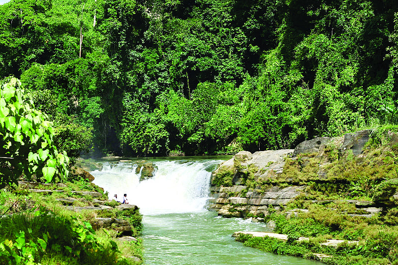 নাফাখুম গেলে মনে হবে, এমন জলপ্রপাতও বাংলাদেশে আছে!