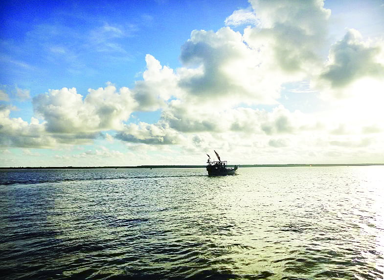 ওই দূরে নিঝুম দ্বীপ। ছবি: লেখক