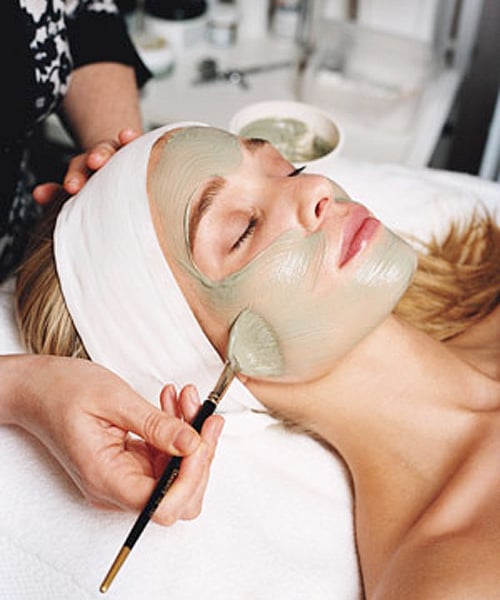 মুখের ওপর শুঁয়োপোকার বাসা