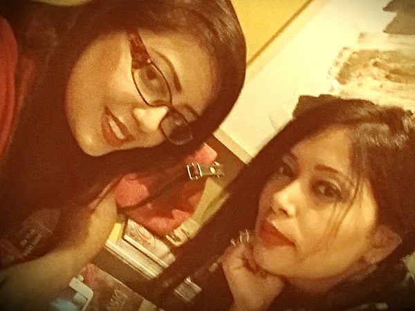 সেলফি তুলছেন কণ্ঠশিল্পী কনা ও মালা