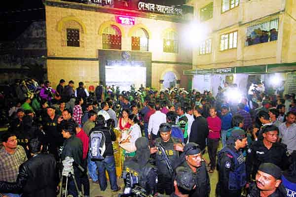 কাদের মোল্লার ফাঁসি কার্যকর হবে এমন খবর প্রচার হওয়ার পর ঢাকা কেন্দ্রীয় কারাগারের সামনে ভিড় করেন গণমাধ্যমের কর্মীরা। এ সময় কারাগার এলাকায় আইনশৃঙ্খলা রক্ষাকারী বাহিনীর সদস্যরা সতর্ক পাহারায় ছিলেন  ছবি: প্রথম আলো