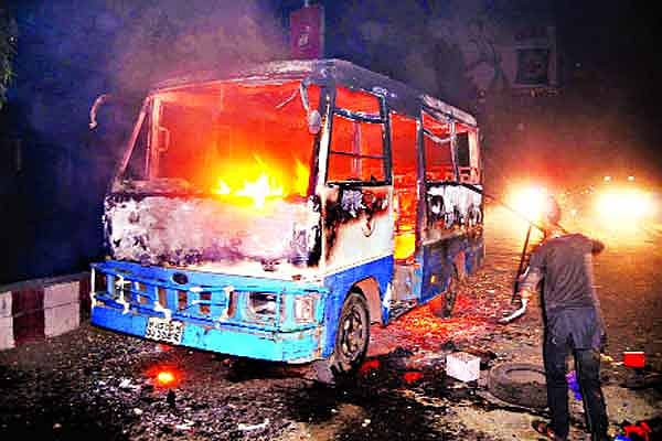 কাদের মোল্লার ফাঁসির রায় কার্যকর হবে—এমন খবর প্রচার হওয়ার পর গতকাল রাত নয়টার দিকে চট্টগ্রাম নগরের মুরাদপুরে শিবির কর্মীরা বাসে আগুন ধরিয়ে দেন ছবি: প্রথম আলো