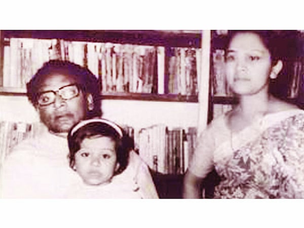 বাবা আলতাফ মাহমুদ ও মা সারা আরা মাহমুদের সঙ্গে লেখক