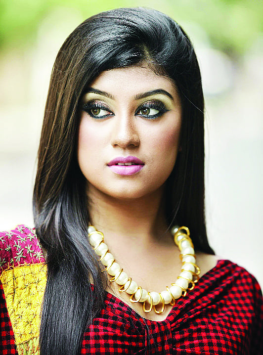 মুখের আকৃতির সঙ্গে মানিয়ে বেছে নিন আপনার ভ্রুর আকার। মডেল: অমৃতা, ছবি: নকশা