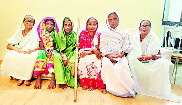 মুক্তিযুদ্ধে অবদান রাখা ছয় বীর মুক্তিযোদ্ধা। (বাম থেকে) পুষ্পরানী শুল্কবৈদ্য, হীরামণি সাঁওতাল, ফারিজা খাতুন, সাবিত্রী, রাজিয়া খাতুন ও মালতি রানী শুক্লবৈদ্য। ছবি: মনিরুল আলম