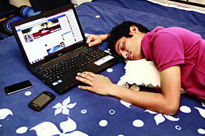 ভালোভাবে ঘুমাতে ঘুমের আগে অতিরিক্ত সময় ল্যাপটপ ব্যবহার থেকে বিরত থাকুন ( প্রতিকী ছবি)। ছবি: প্রথম আলো