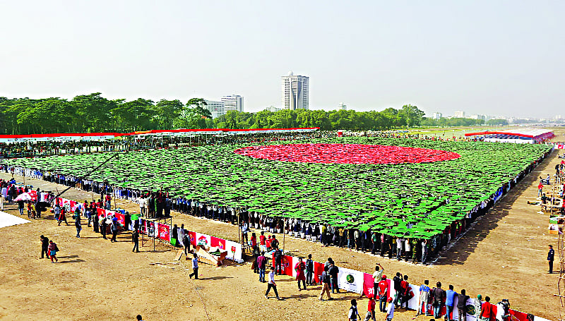 বিশ্বের সর্ববৃহৎ মানব-পতাকা তৈরি করে রেকর্ড গড়ল বাংলাদেশ। ছবি: মনিরুল আলম