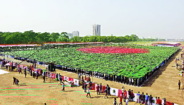 বিশ্বের সর্ববৃহৎ মানব-পতাকা তৈরি করে রেকর্ড গড়ল বাংলাদেশ। ছবি: মনিরুল আলম