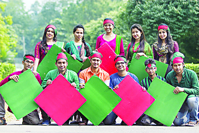 এই শিক্ষার্থীরাও অংশ নেন পৃথিবীর সর্ববৃহৎ মানব-পতাকা তৈরির মহাযজ্ঞে। ছবি: সৈকত ভদ্র