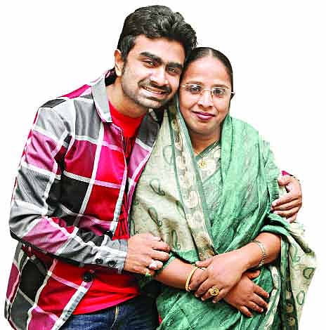মায়ের সঙ্গে ইমরান।  ছবি: খালেদ সরকার