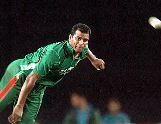 অলক কাপালি, বাংলাদেশের হয়ে প্রথম হ্যাটট্রিকম্যান