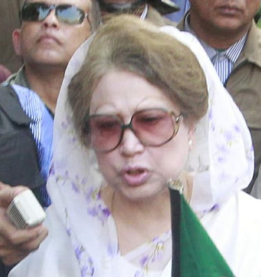 পুলিশি বাধায় গুলশানের বাসভবন থেকে গতকাল বের হতে পারেননি খালেদা জিয়া। পরে বাসভবনের ভেতরে সাংবাদিকদের সঙ্গে কথা বলেন তিনি। ছবি: প্রথম আলো